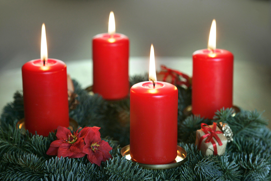 Adventskranz mit vier brennenden Kerzen
