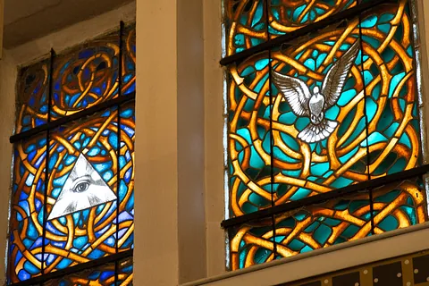 Kirchenfenster zum Thema Trinitatis
