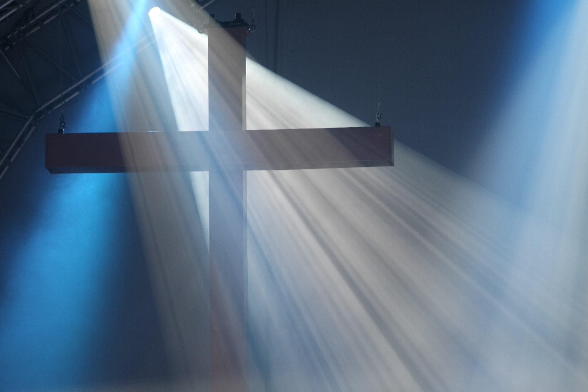 Lichtstrahlen beleuchten ein Kreuz