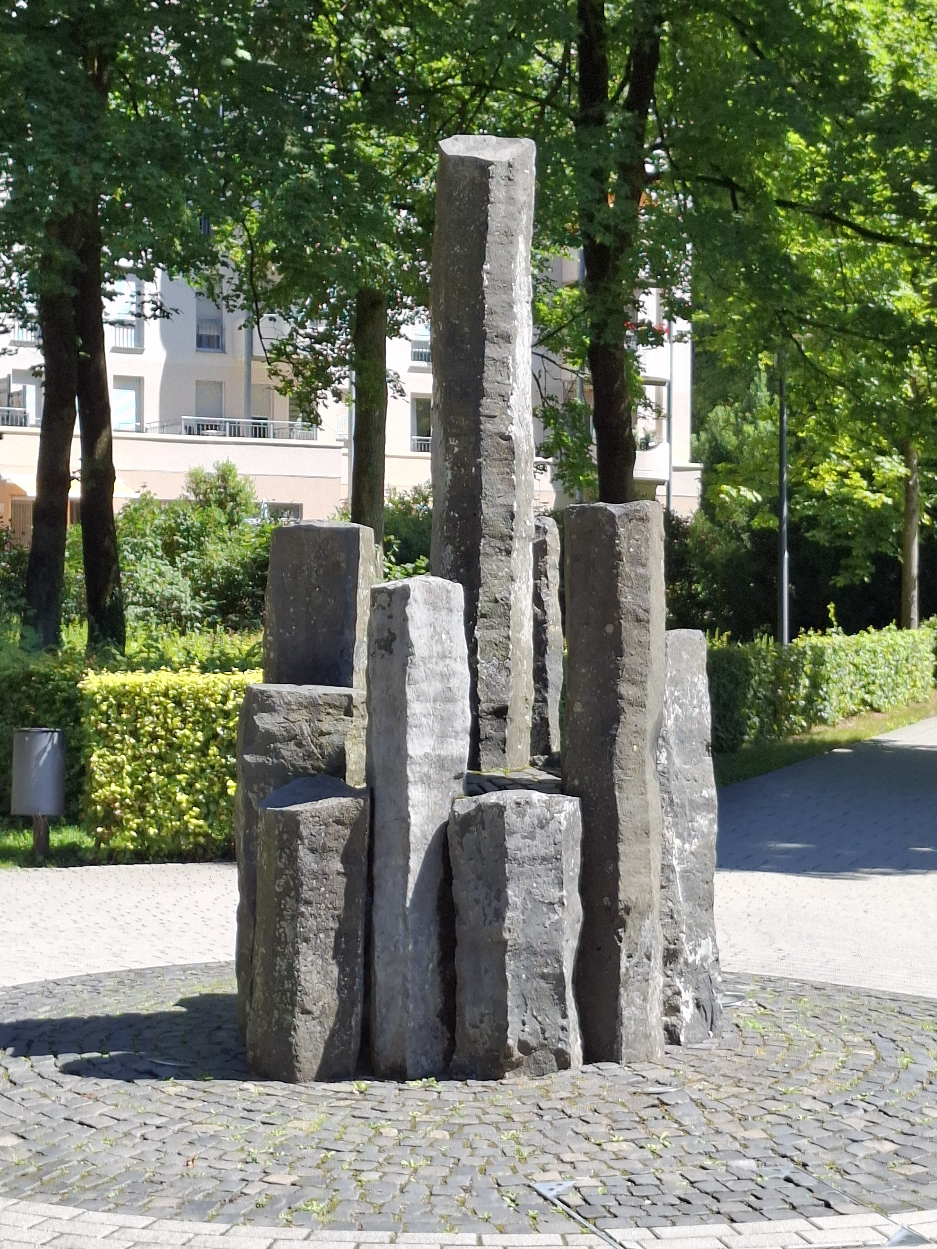 Stelen in der Kurparkstrasse nähe Wasserspielplatz