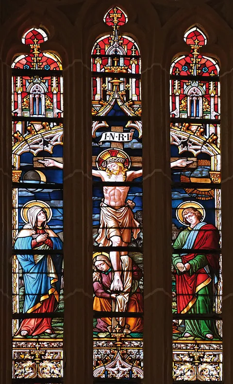 Kirchenfenster mit Kreuzigung Jesu