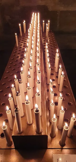 Kerzen in der Kirche als Dank