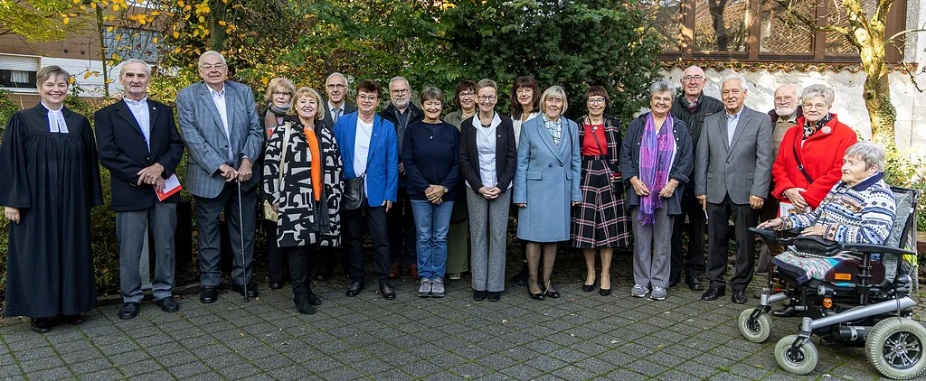 Foto der Jubiläumskonfirmanden und -konfirmandinnen mit Pfarrerin Lütkemeier