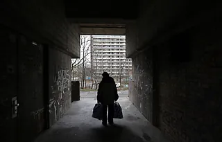 Obdachloser trägt seine einzige Habe