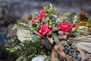 Blumenschmuck auf einem Grab