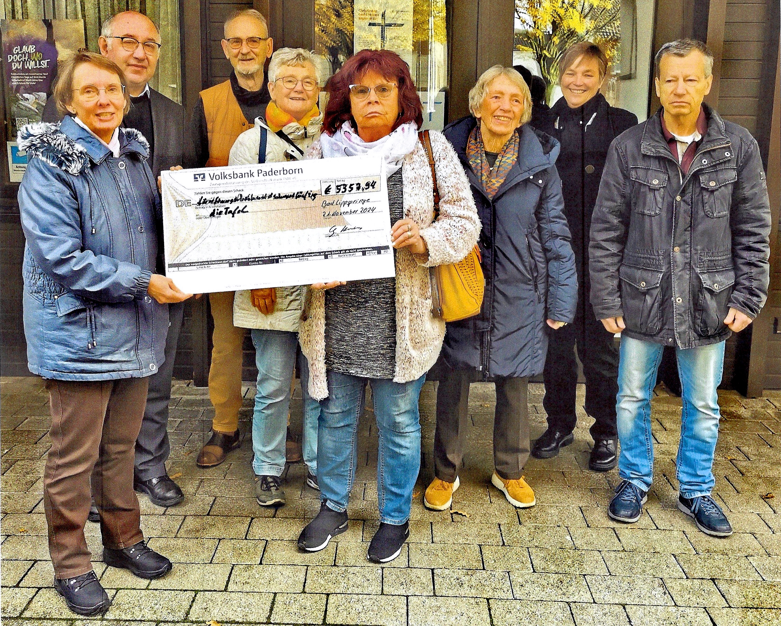 Foto von der Spendenübergabe vor dem Gemeindezentrum