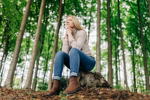 Betende Frau im Wald
