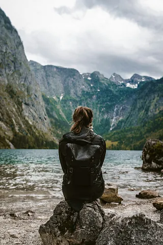 Glaube - Frau am Bergsee